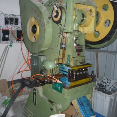 上海丰甲专业制造各种送料机 气动送料器 夹板式送料机拉料机