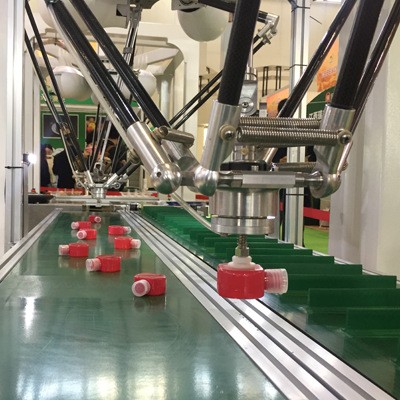 并联机器人日用化工行业应用案例 高速分拣贴标包装搬运用途广泛